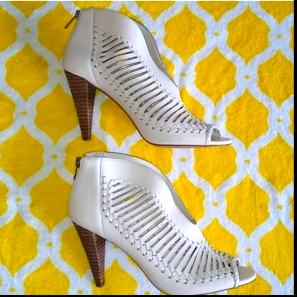 NWOT Vince Camuto Heels sz 9 White Leather.
